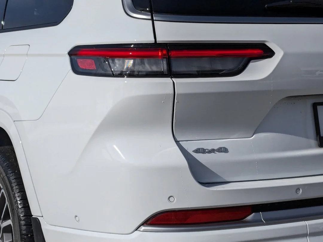 New 2026 White Jeep Summit - - 4x4 - Pano Sunroof - Palermo Lthr - Head-Up Display - Night Vision & More! image 13