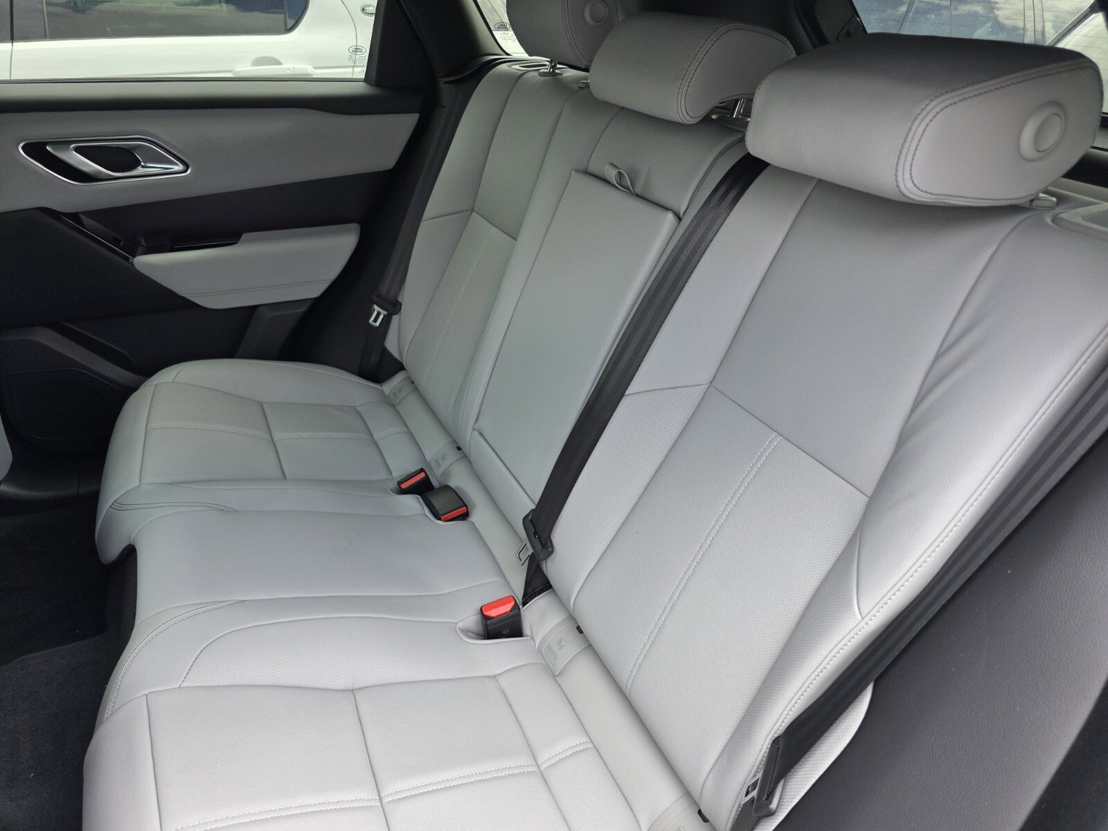 Used 2026 Fuji White Land Rover P250 Belgravia Edition image 15