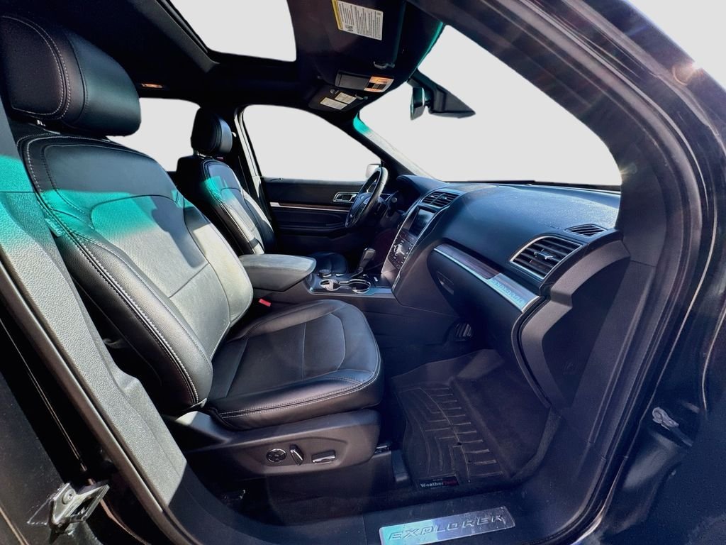 Used 2016  Ford Limited image 33