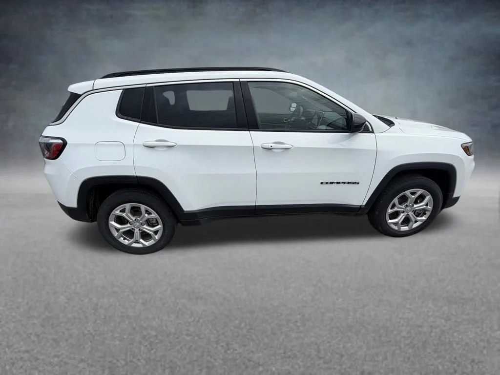 Used 2024 White Jeep Latitude image 7