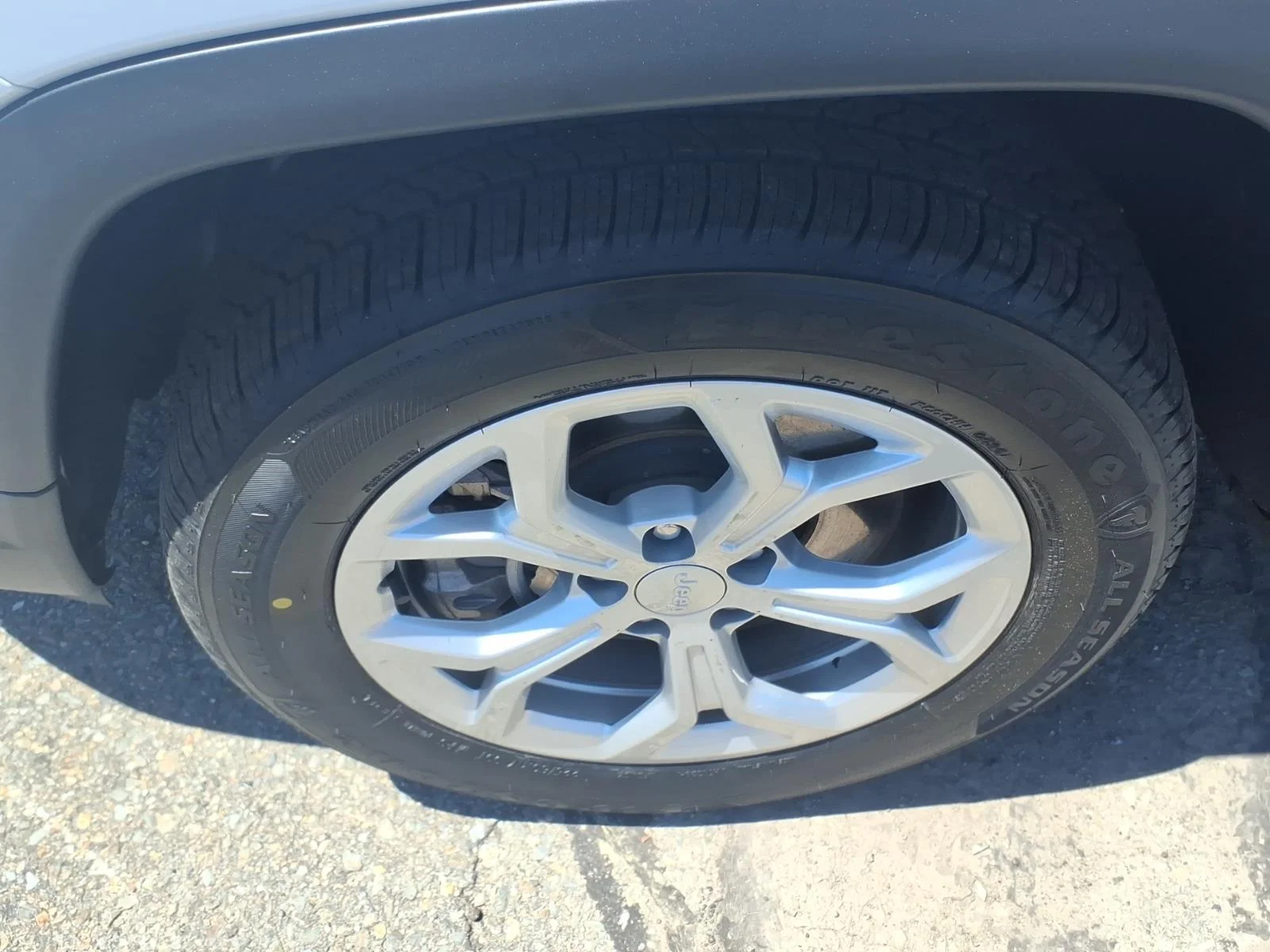 Used 2024 Bright White Clearcoat Jeep Latitude image 11