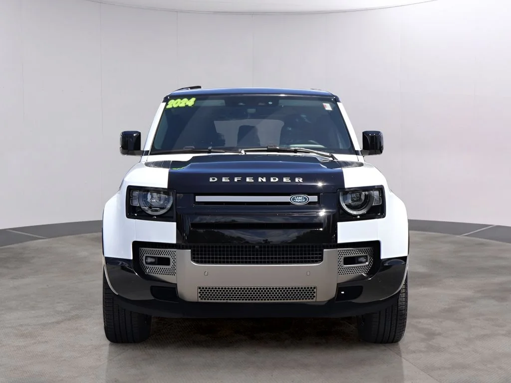 Used 2024 Fuji White Land Rover X-Dynamic SE image 2