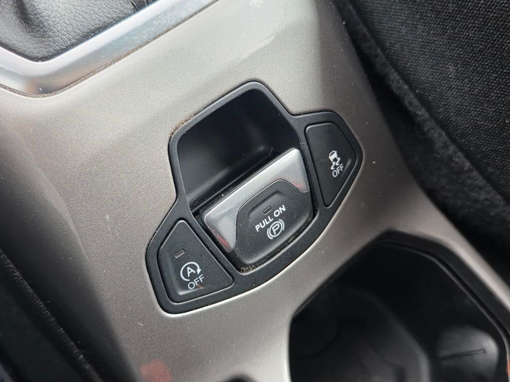 Certified Used 2022 Gray Jeep Latitude image 32