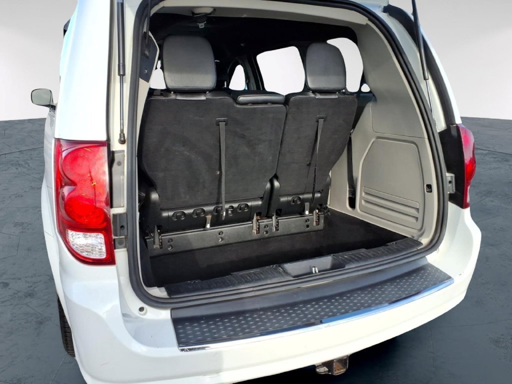Used 2019 White Dodge SXT image 8