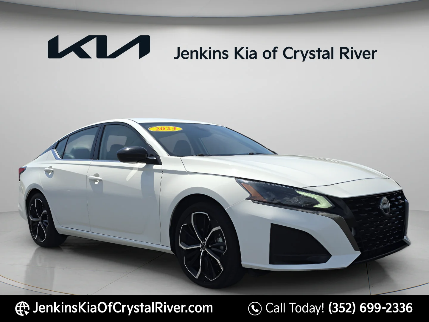 Used 2024 Glacier White Nissan 2.5 SR image 1