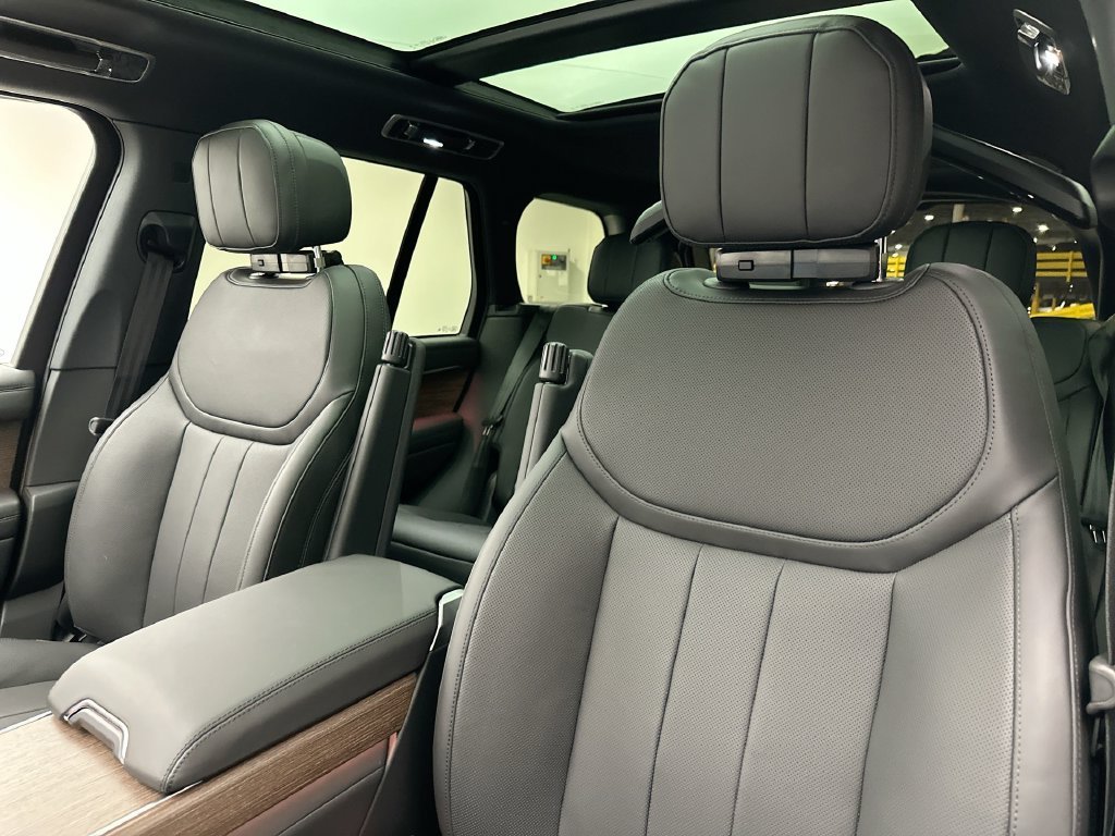 New 2027 Santorini Black Metallic Land Rover SE image 10