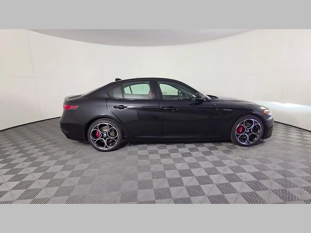 New 2026 Vulcano Black Metallic Alfa Romeo Base image 24