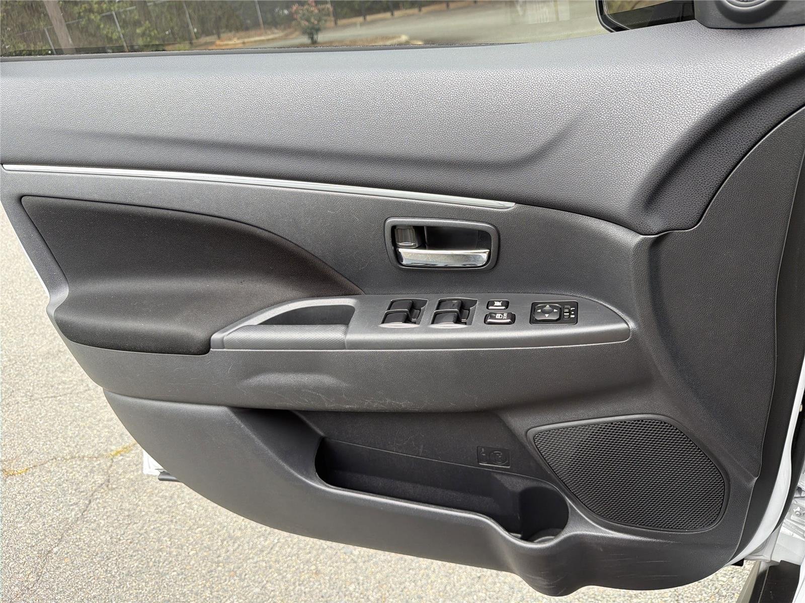 Used 2023 White Diamond Mitsubishi ES image 18