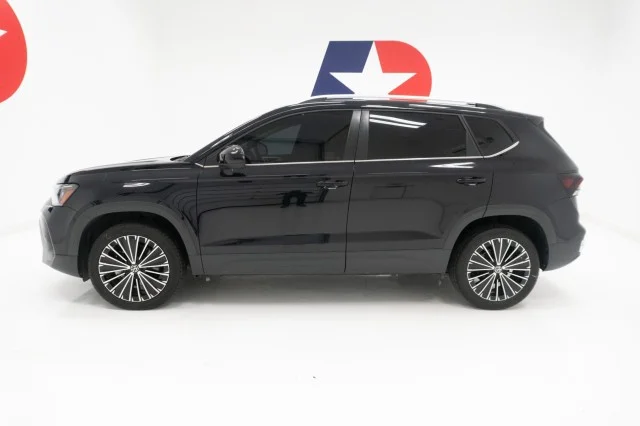Used 2025 Deep Black Pearl Volkswagen SE image 13