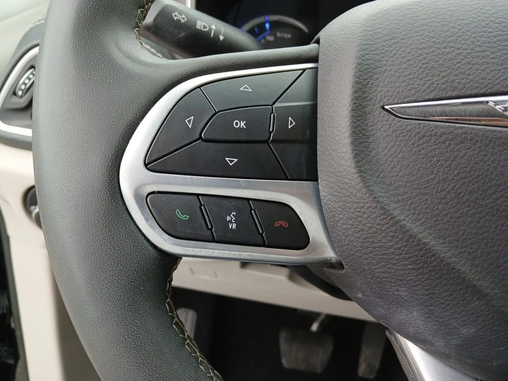 Used 2023 Black Chrysler Touring L image 22
