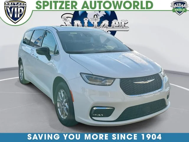2026 Chrysler Pacifica Select's photo