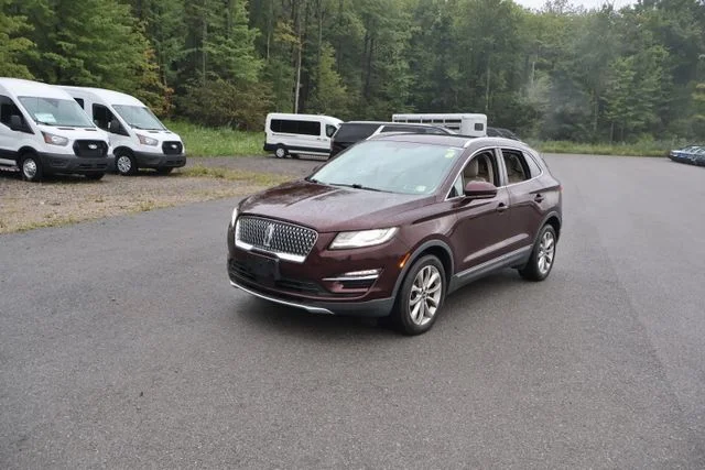 Used 2019 Red Lincoln Select image 3