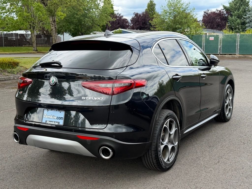 Used 2018 Vulcano Black Metallic Alfa Romeo Base image 8