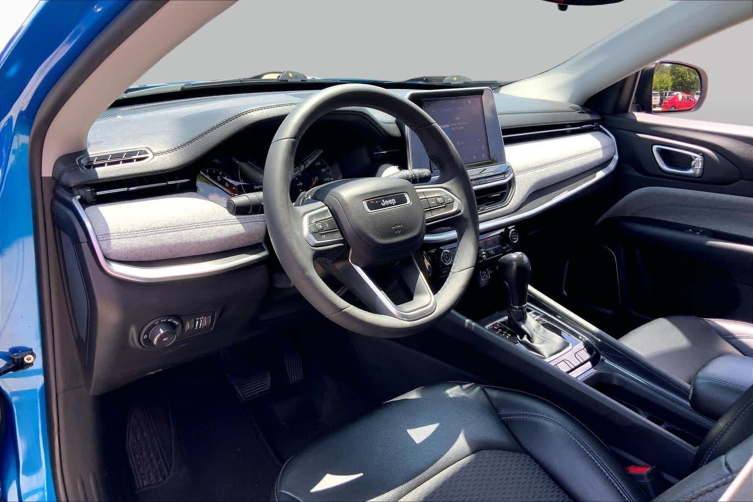 Used 2022 Laser Blue Pearlcoat Jeep Latitude image 17