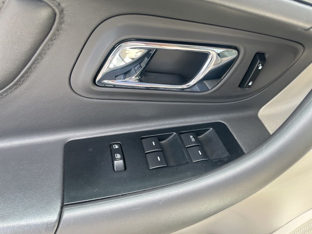 Used 2011 White Platinum Clearcoat Metallic Ford SEL image 16