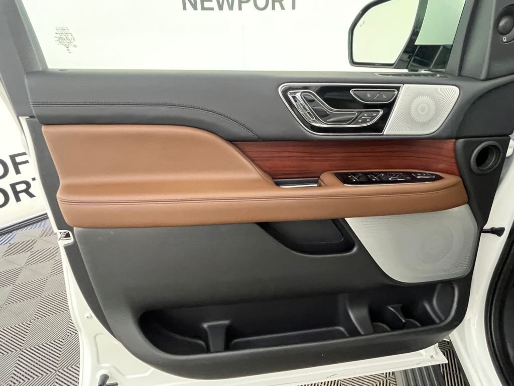Used 2023 White Lincoln Reserve image 30
