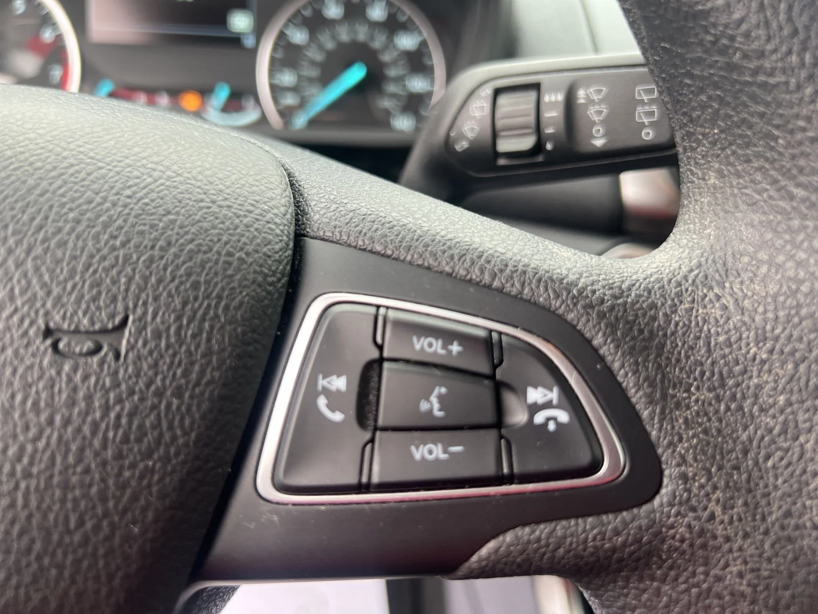 Used 2022 Silver Metallic Ford SE image 14