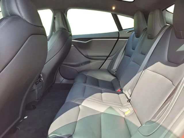 Used 2021 Red Tesla Long Range Plus image 22
