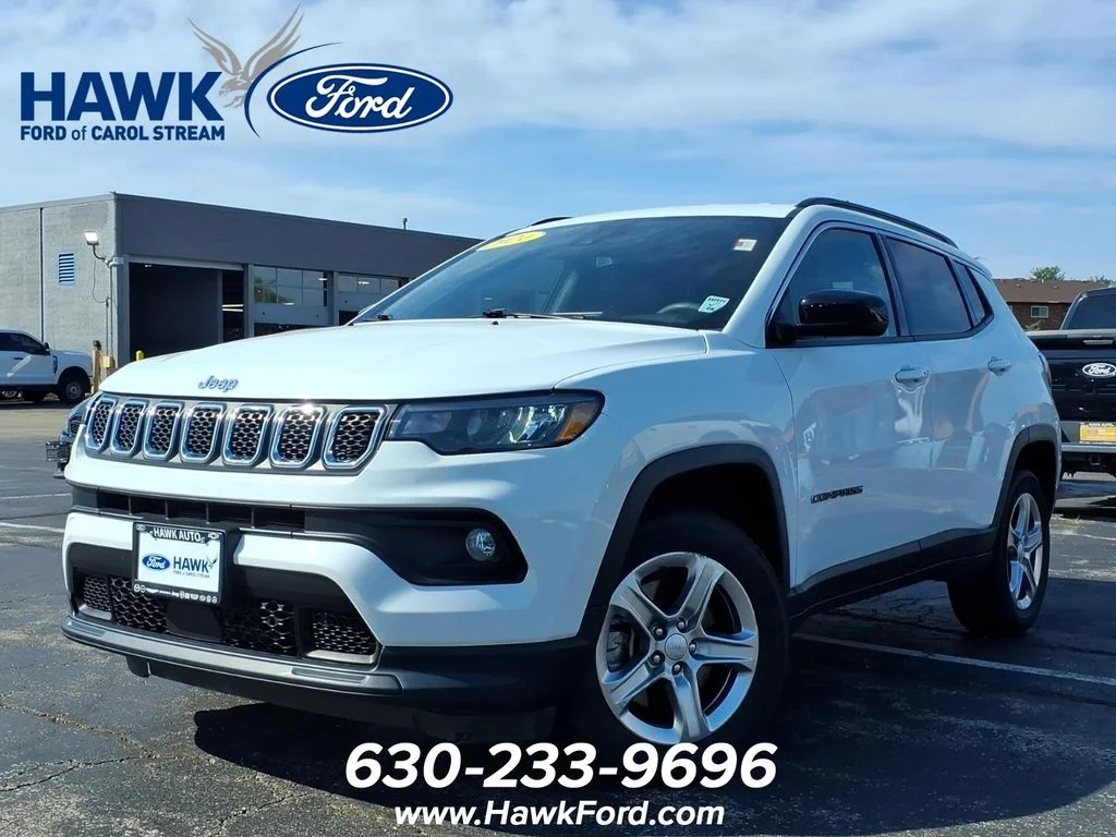 Used 2024 White Jeep Latitude image 3