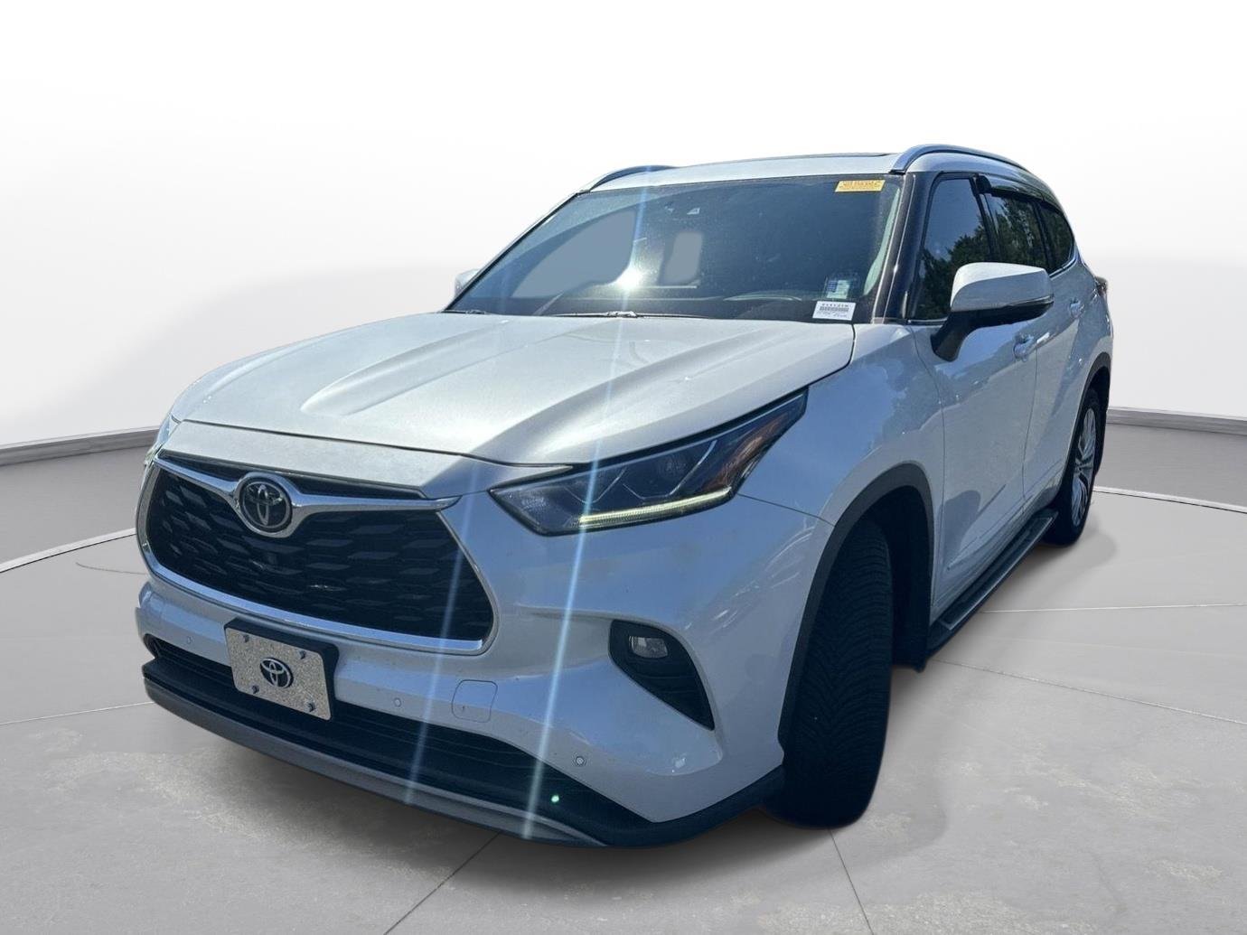 Used 2022 Wind Chill Pearl Toyota Platinum image 2