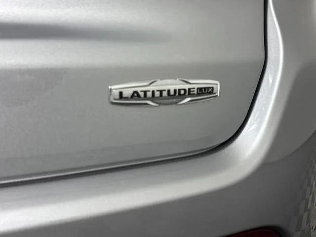 Used 2022  Jeep Latitude Lux image 13