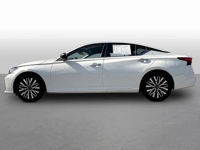 Used 2025 White Nissan 2.5 SV image 4