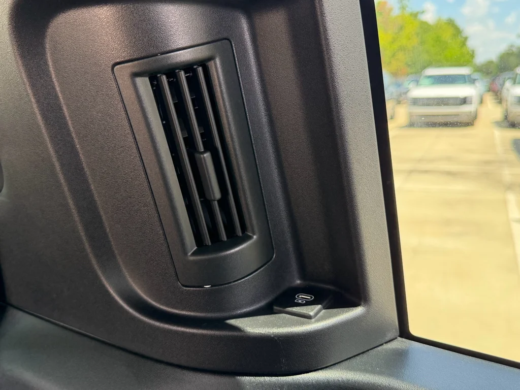 Used 2023  Land Rover X-Dynamic SE image 33