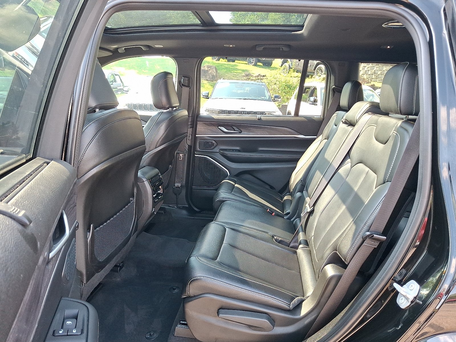 Certified Used 2024 Diamond Black Crystal Pearlcoat Jeep Limited 4x4 image 10