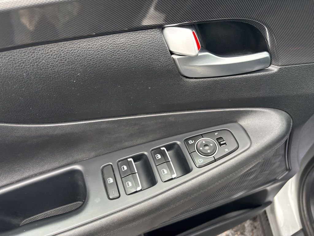 Used 2021 Silver Hyundai SE image 19