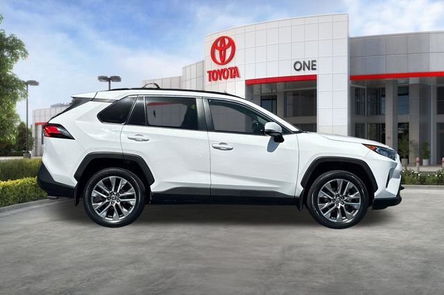 Certified Used 2019 White Toyota XLE Premium image 3
