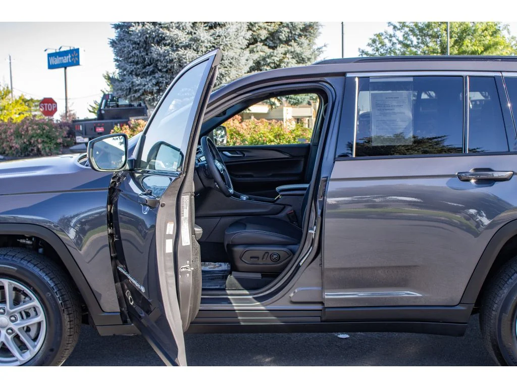 Used 2024 Baltic Gray Metallic Clearcoat Jeep Laredo X image 27