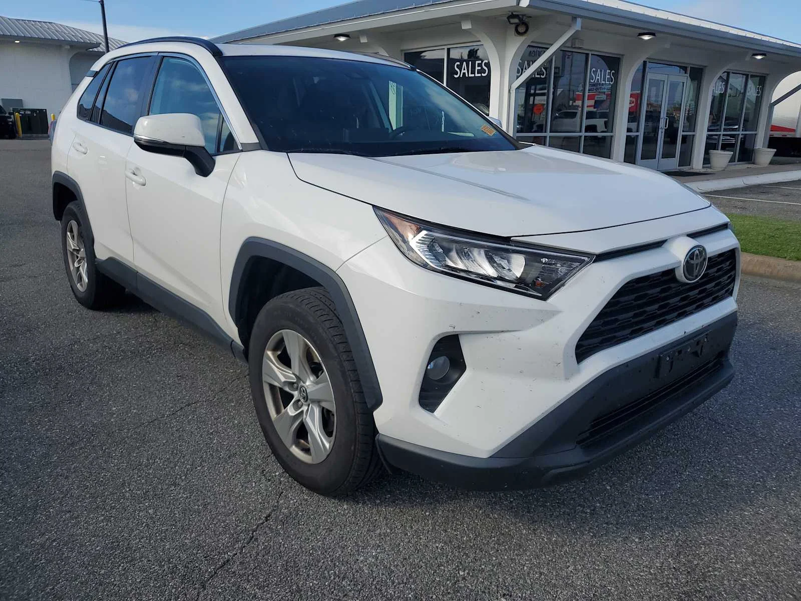 Used 2020 Super White White Toyota XLE image 1