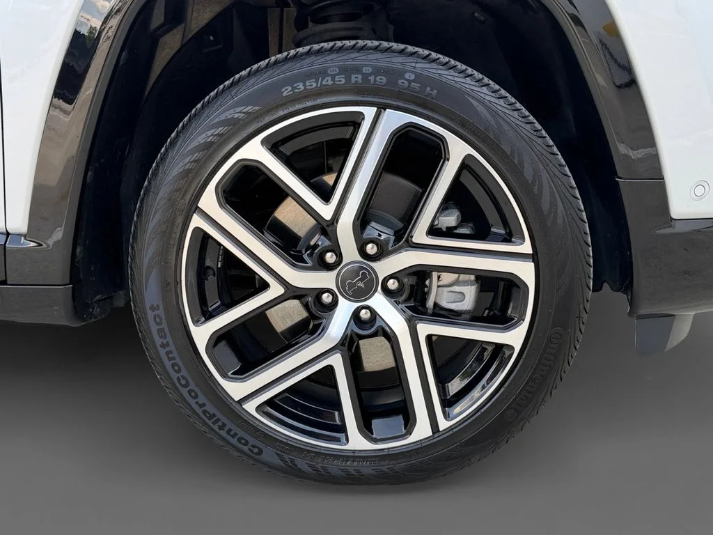 Used 2025 Silver Jeep Limited image 8