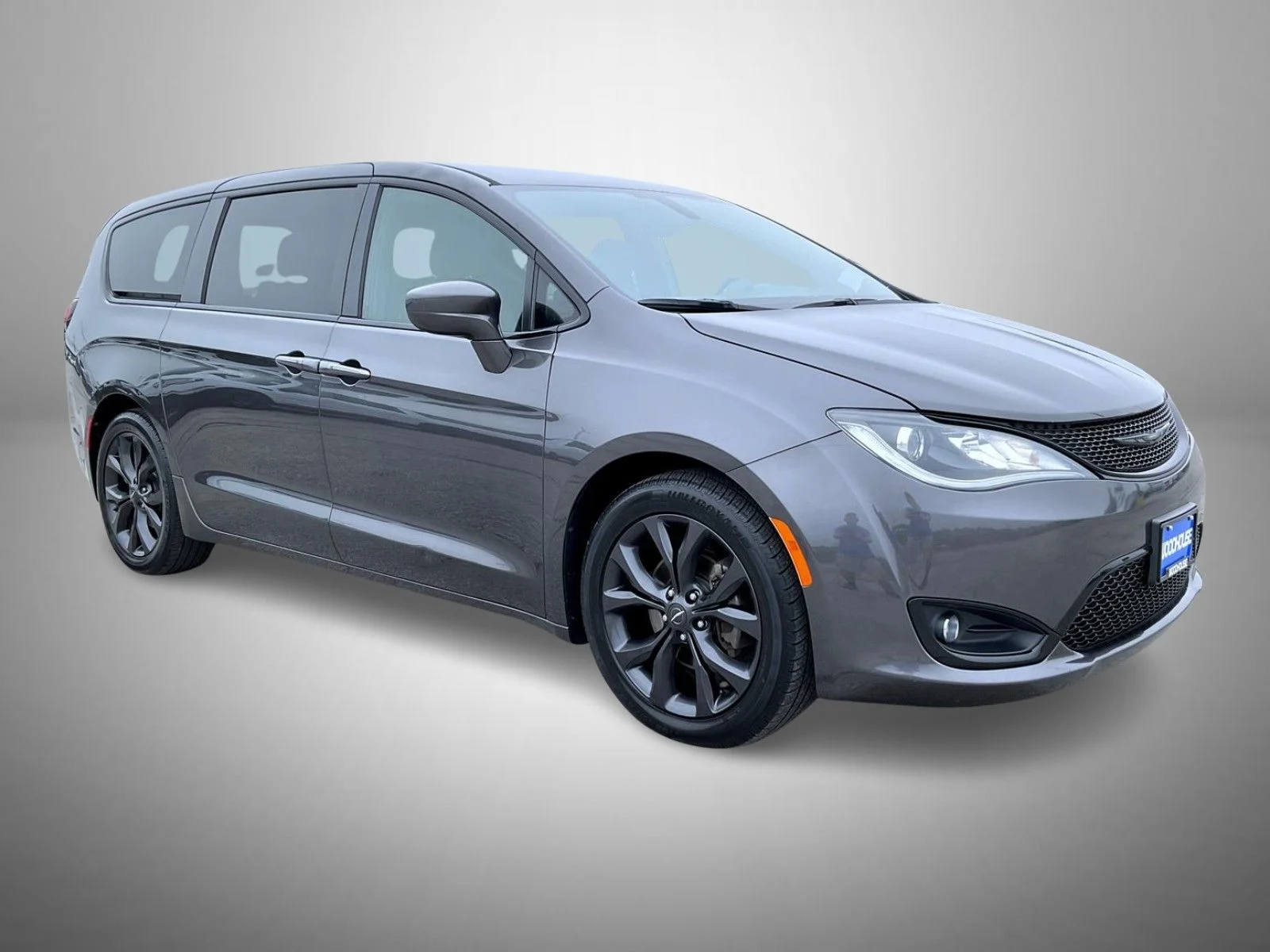Used 2019 Gray Chrysler Touring Plus image 3