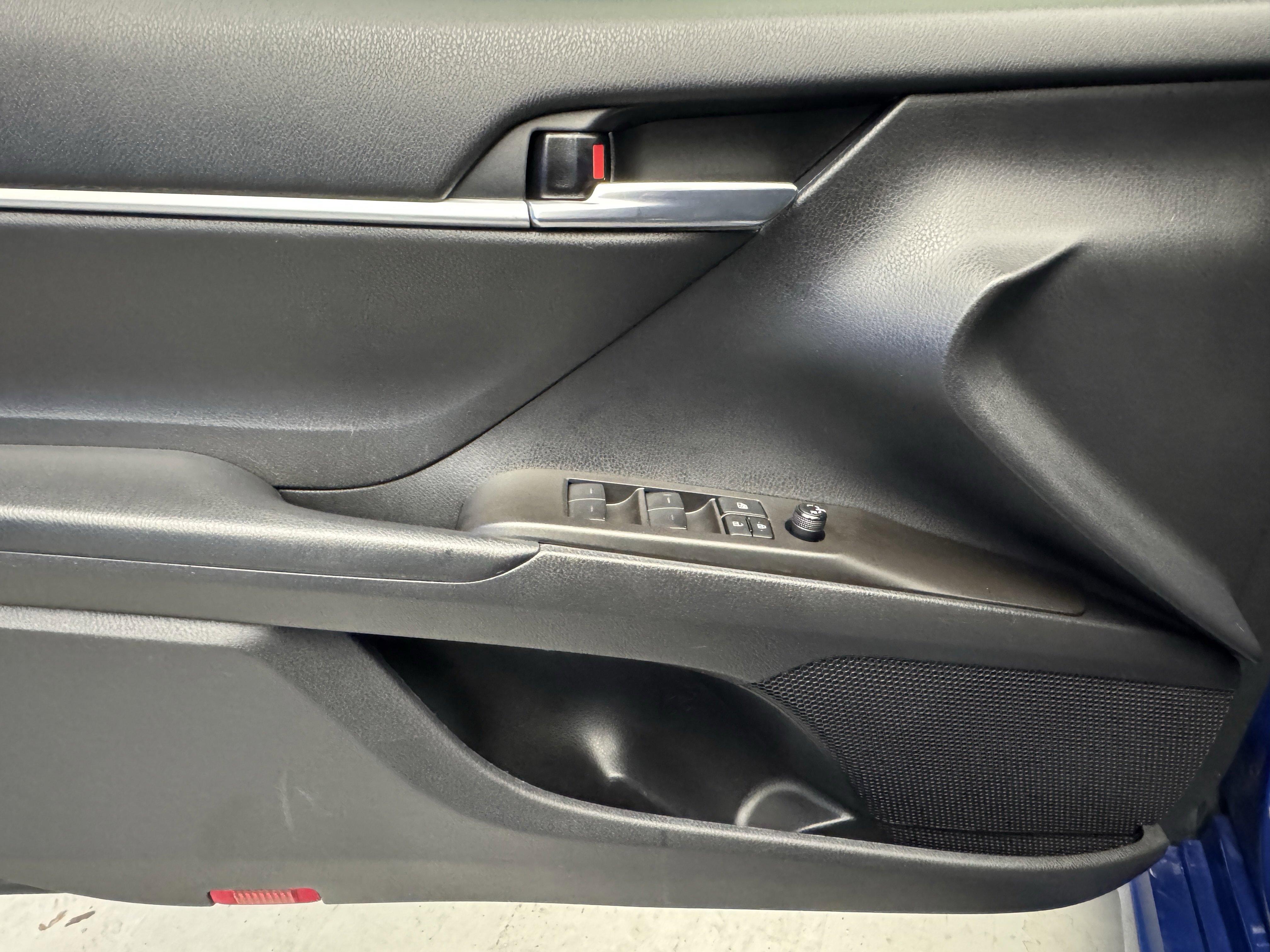 2023 Toyota Camry SE photo 3