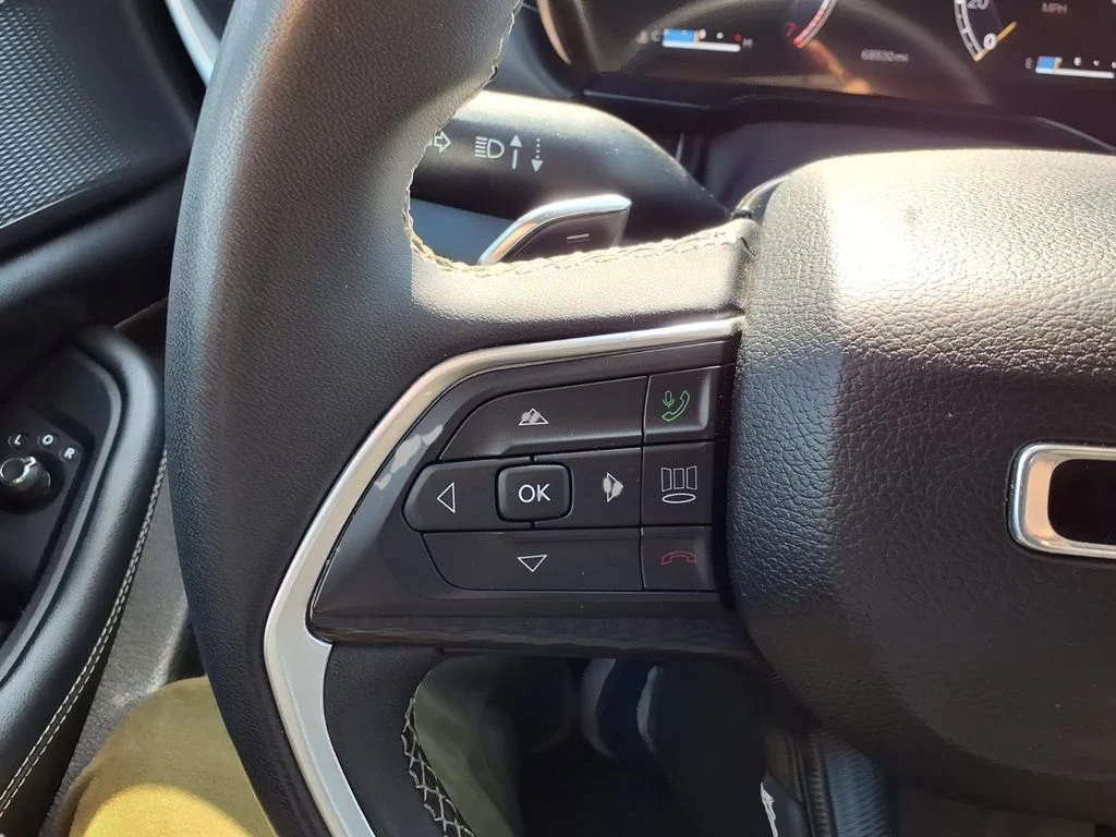 Used 2023 White/off-white Jeep Laredo image 13