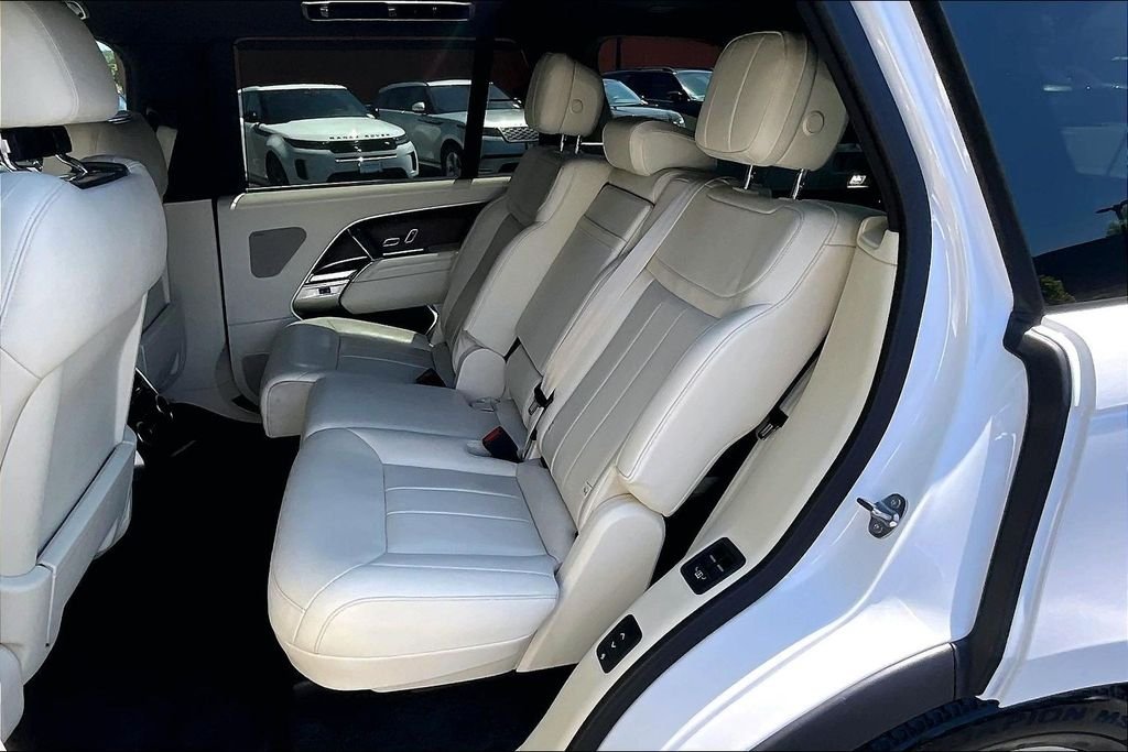 Used 2025 White Land Rover SE image 28