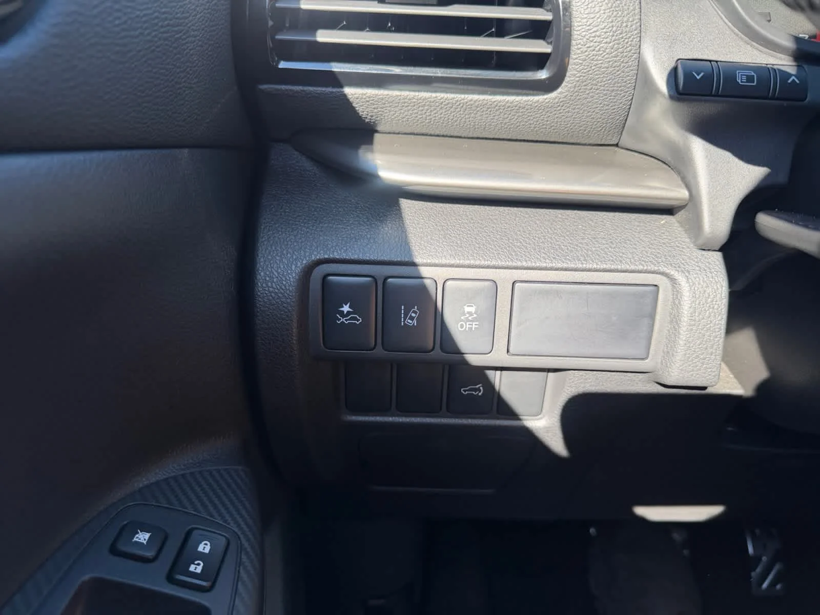 Used 2025 White Diamond Mitsubishi Black Edition image 26