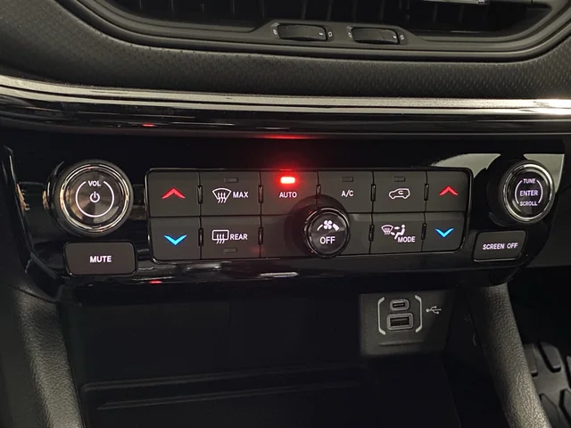 New 2026 Diamond Black Crystal Pearlcoat Jeep Latitude image 26