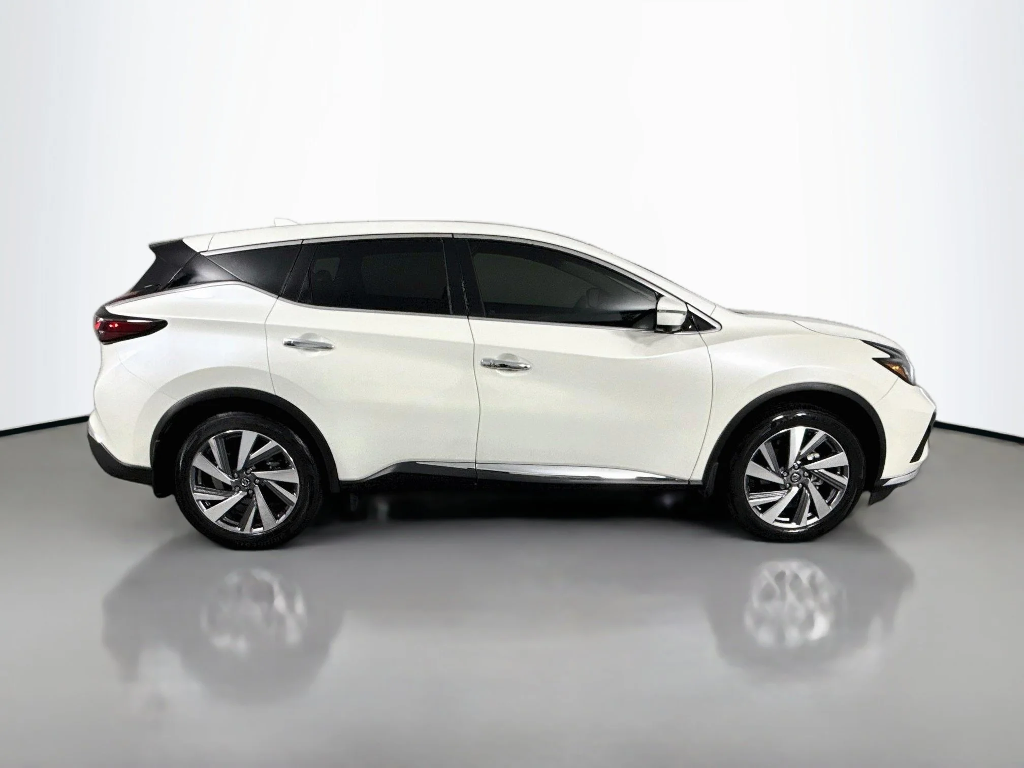 Used 2021 Pearl White Tricoat Nissan SL image 8