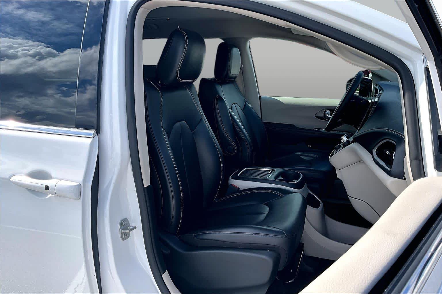 Used 2024 Bright White Clearcoat Chrysler Hybrid Select image 9