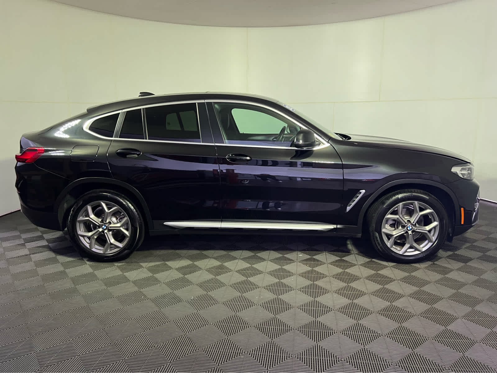 Used 2025 Black Sapphire Metallic BMW xDrive30i image 8