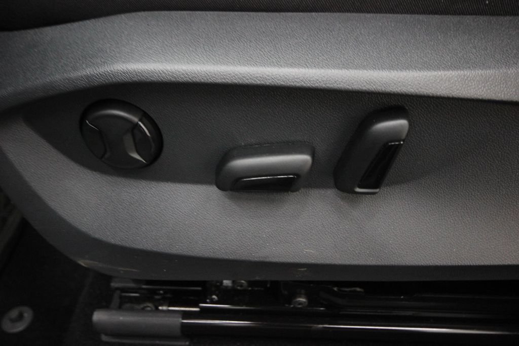 2025 Volkswagen Taos SEL - Photo 17