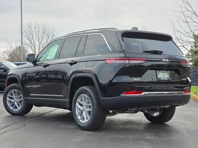 New 2026 Diamond Black Crystal Pearlcoat Jeep Laredo X image 28