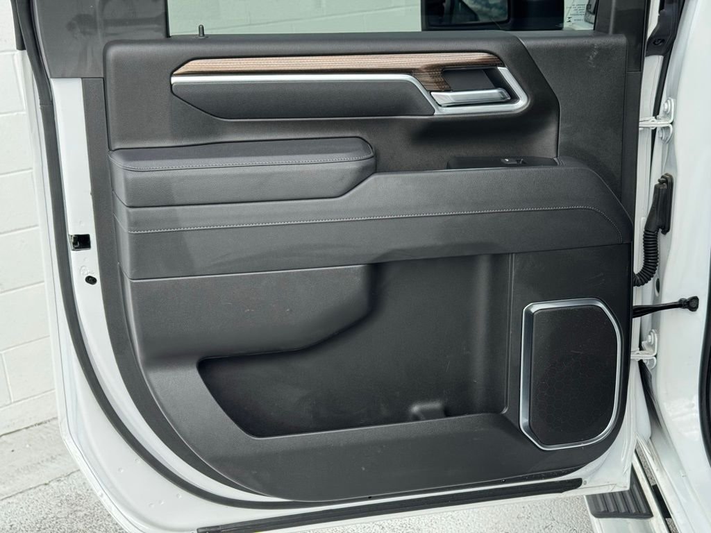 Used 2025 White Chevrolet LT image 23