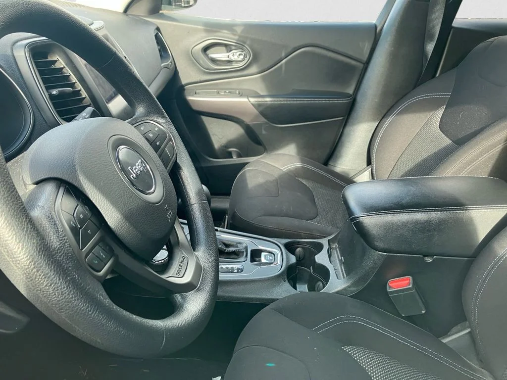 Used 2019 White Jeep Latitude image 5