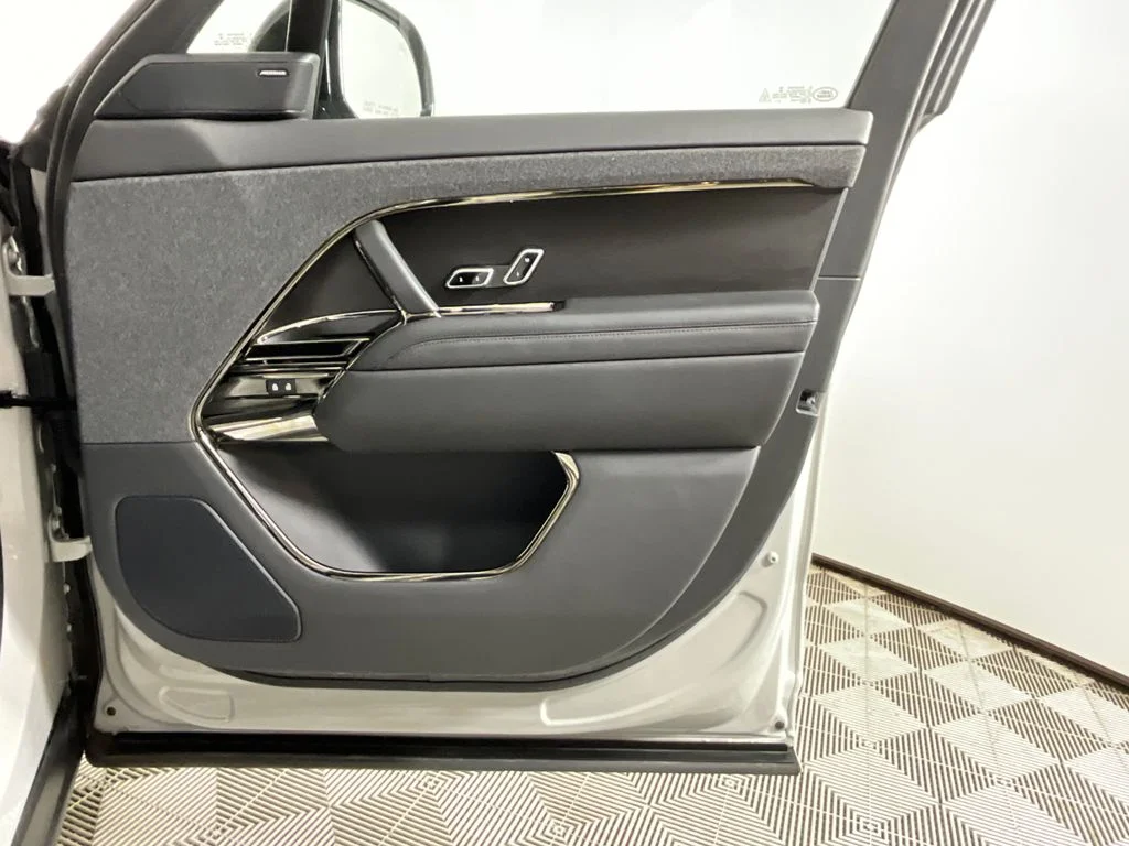 Used 2023 Gray Land Rover SE Dynamic image 21