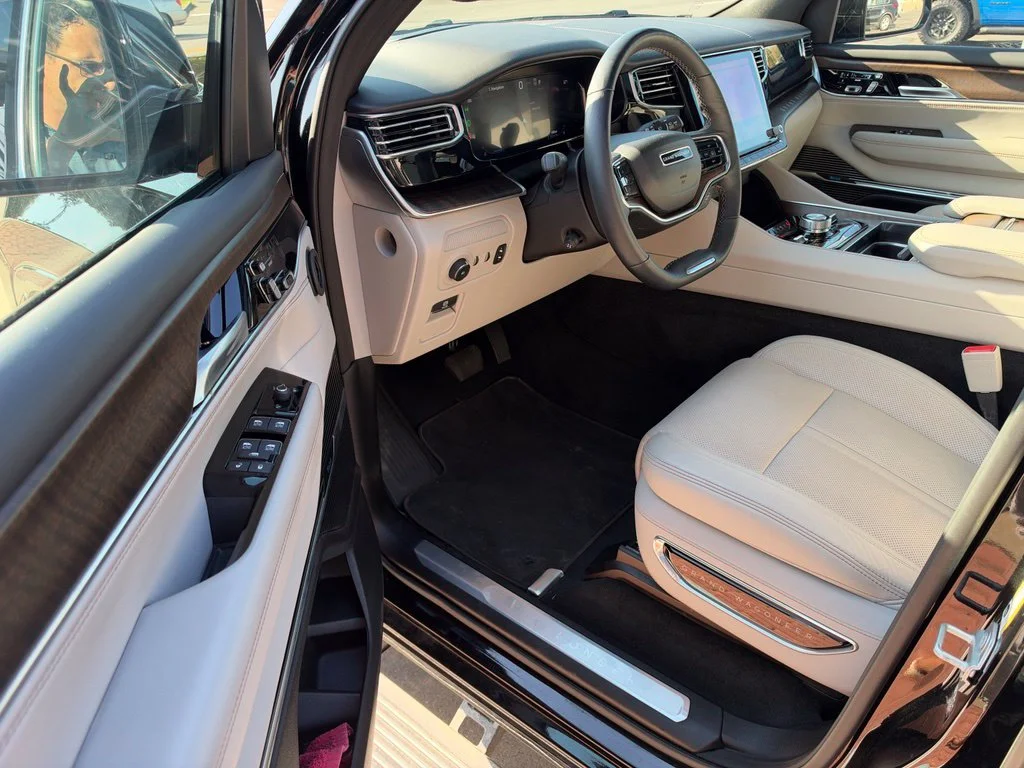 Used 2025 Black Jeep Base image 35