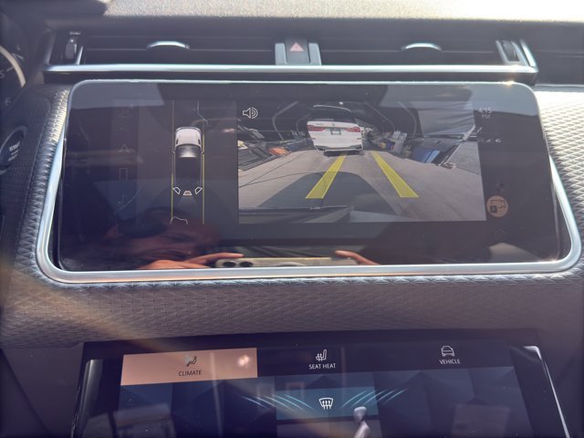 Used 2022 White Land Rover R-Dynamic S image 17