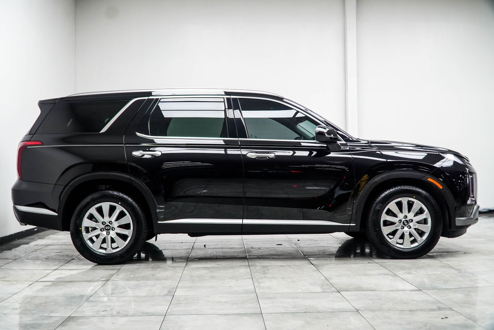 Used 2025 Black Hyundai SEL image 8